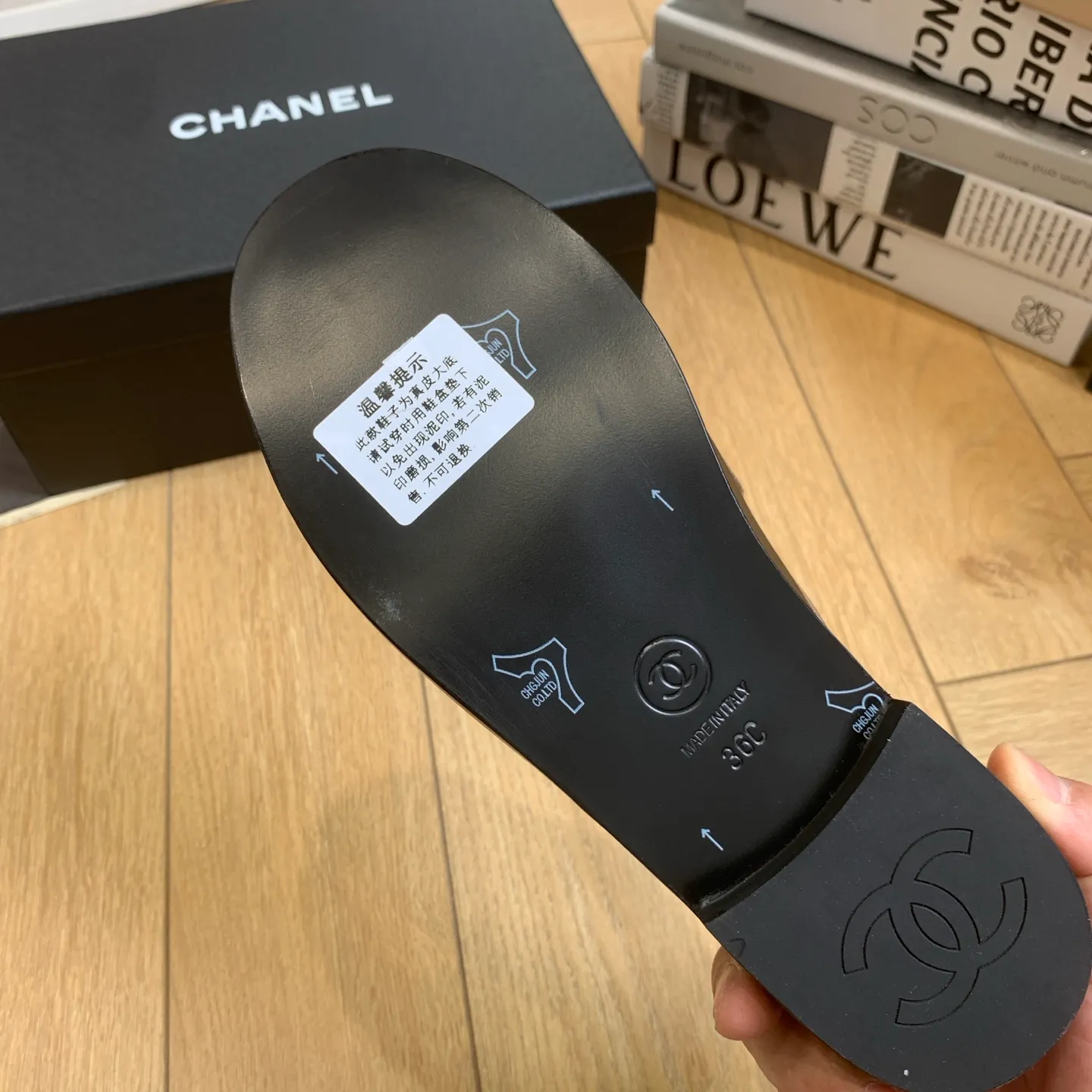 👟👟Ex-factory price 600👟👟 🍀2025 spring and summer new Chanel Chanel small diamond buckle monogram Loaf lazy half-slippers, which can be worn all year round. No matter when you wear them, they are very high-end and durable. You can attract attention when shopping on the street! Easily travel between commuting and leisure occasions, becoming a carefree fashionable and elegant woman ~ Upper: cowhide/butter Lining: lambskin Sole: Italian genuine leather outsole Size: 35-39 (40/41 customized, non-refundable and non-exchangeable